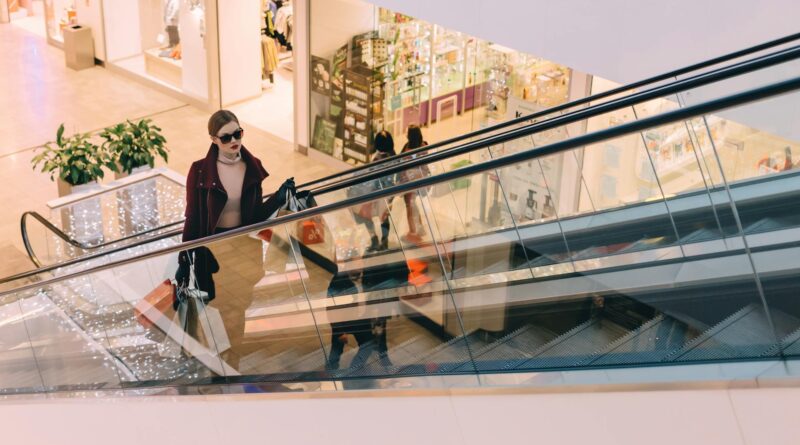 Zakupy online vs. stacjonarne – co naprawdę się bardziej opłaca